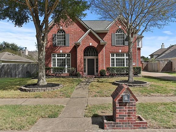 Conveniently located to I-10, parks, trails and close to Medical Center