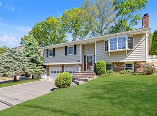 5 Godfrey Ave, Bayville, NY 11709