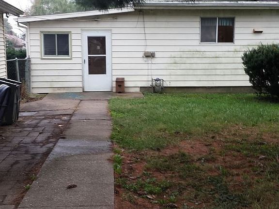 3rd image of 2036 Plum St