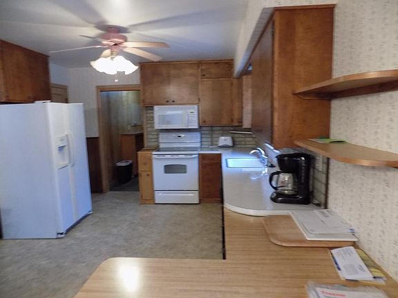 2nd image of 610 E Blue Earth Ave