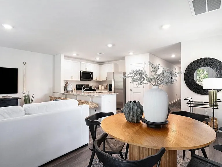 319 Honeystone St — Photo 11