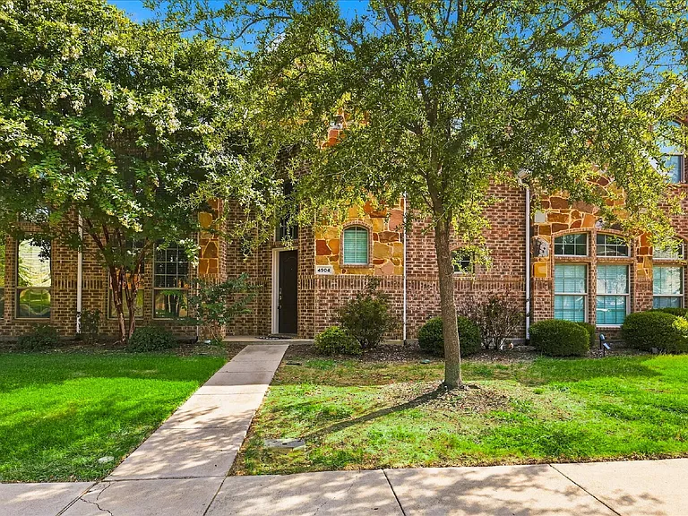 4904 Empire Way — Photo 2