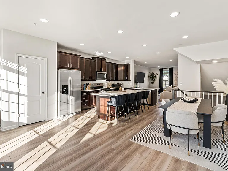 7709 Presidential Pkwy — Photo 10