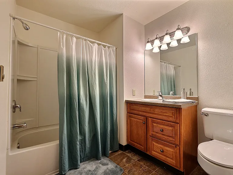 Fargo, ND Prairiewood Courts Apartments | Bathroom