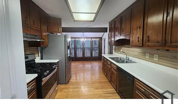 4 bed, 2400 sqft, $3,000 — Photo 4