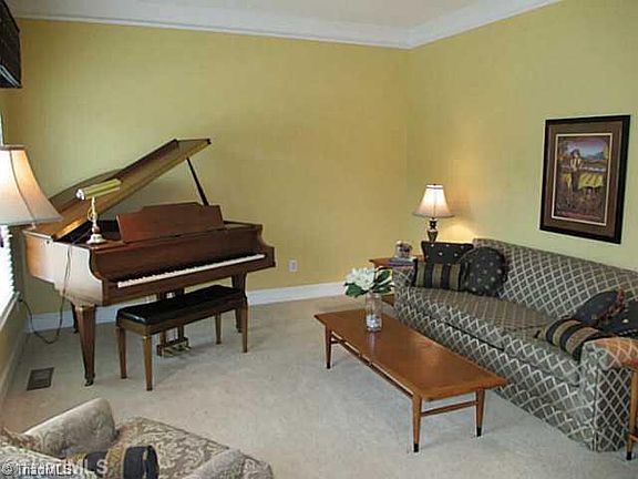 3rd image of 4351 Clovelly Dr