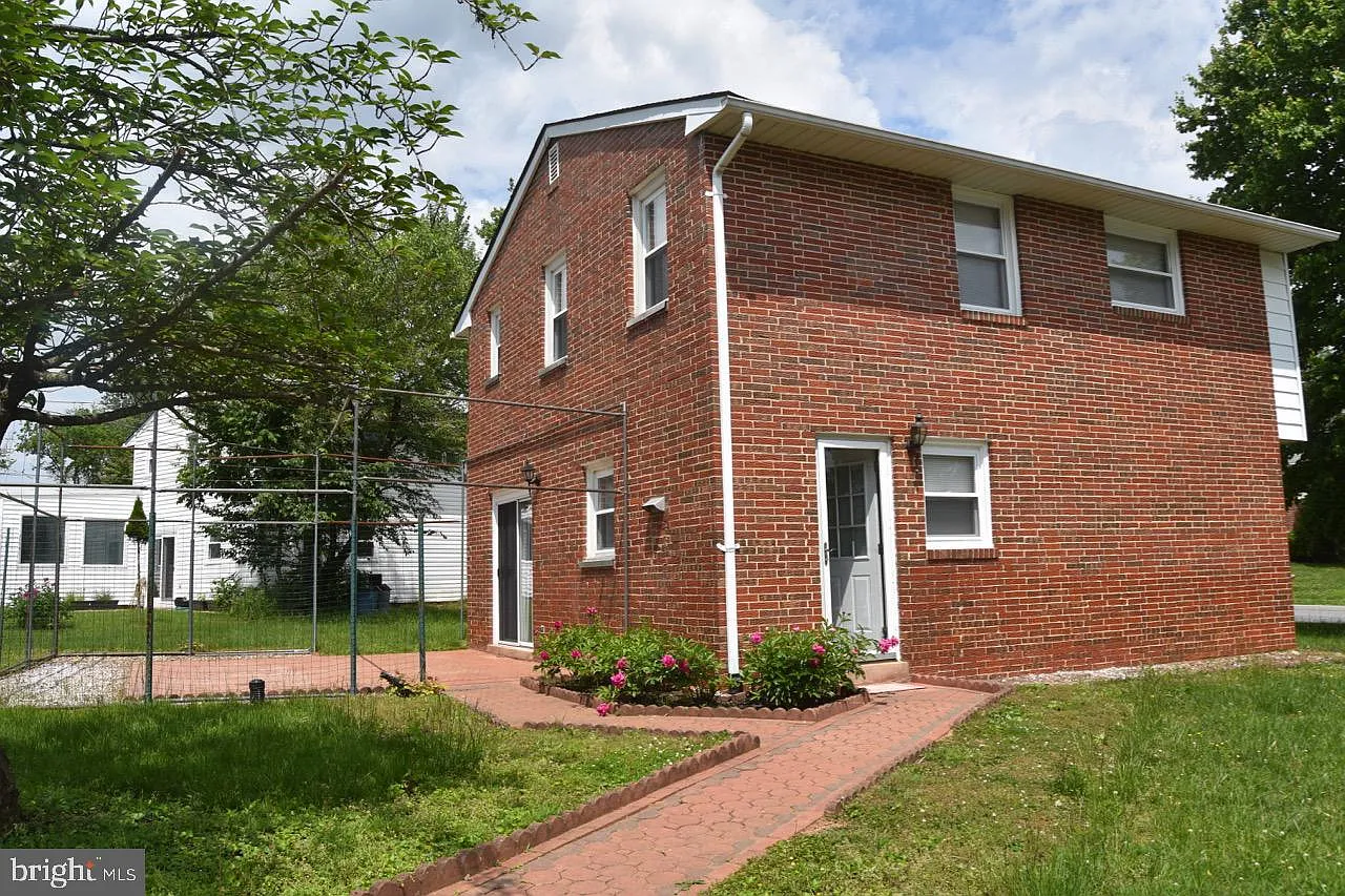 3 bed, 2.5 bath, 1730 sqft, $2,950 — Photo 2