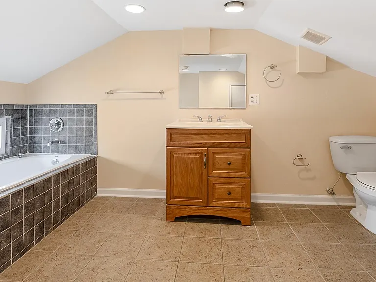 1123 W Lombard St — Photo 33