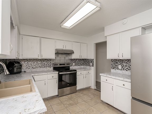 3rd image of 825 SE 4th St