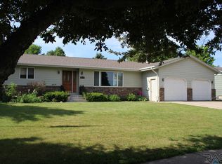 919 NE 11th St, Madison, SD 57042