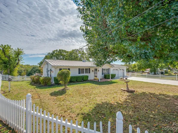 241 Highland Ave, Mooresboro, NC 28114