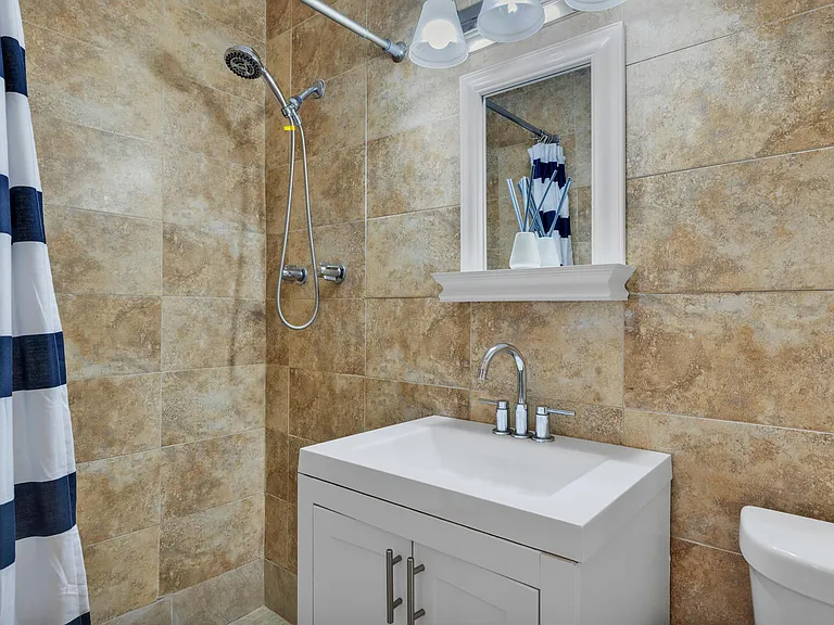 1031 NE Little River Dr — Photo 15