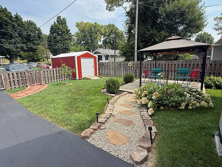 2225 E Spring St — Photo 11