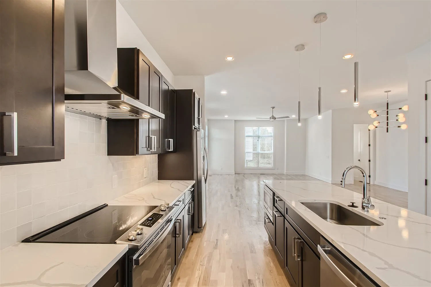 3 bed, 3.5 bath, 2496 sqft, $2,650 — Photo 4