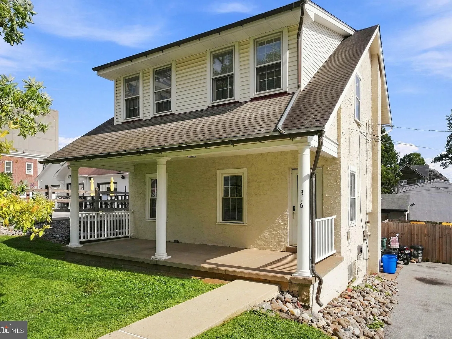 3 bed, 1.0 bath, 1272 sqft, $2,650 — Photo 2