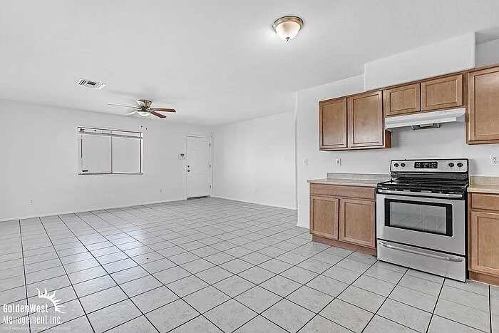 4 bed, 2.0 bath, 1066 sqft, $1,550 — Photo 2