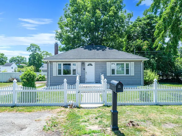 14 Pinelawn Avenue, Farmingville, NY 11738