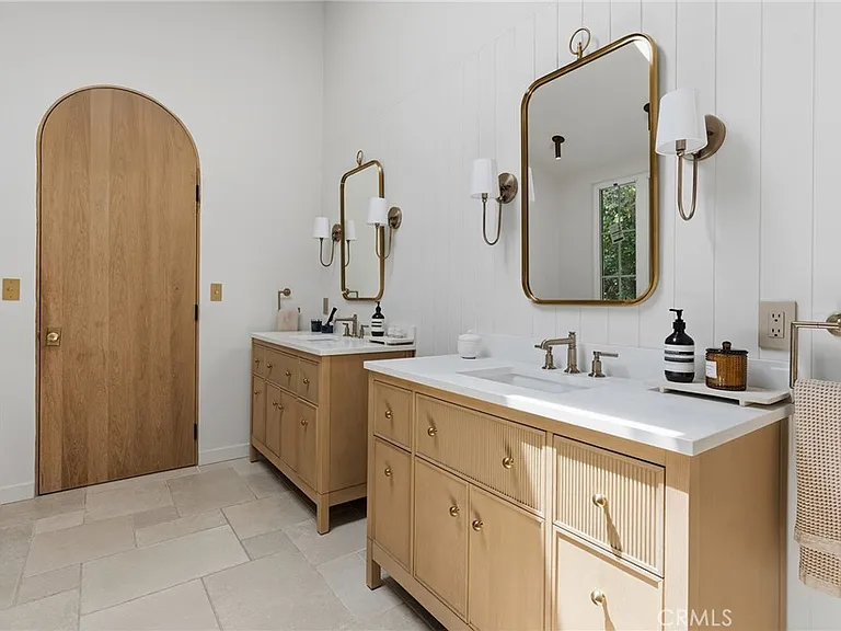 22960 Calvert St — Photo 33