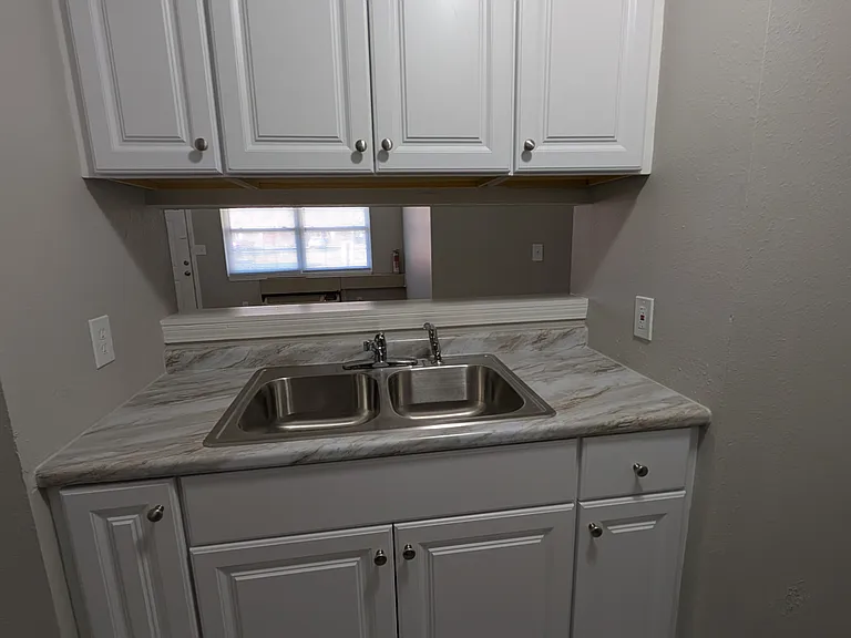 1104 E 13th St #1B1B — Photo 3