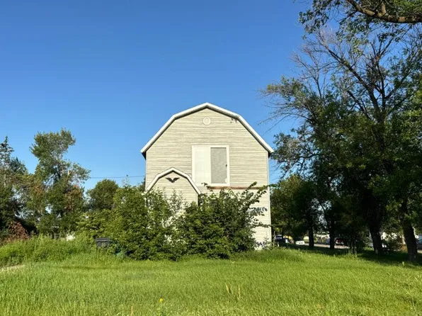 203 4th St SW, Hillsboro, ND 58045