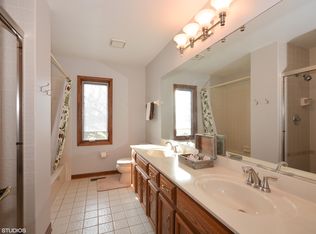 570 Braemar Ave, Naperville, IL 60563