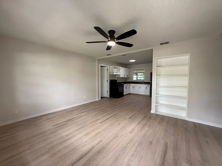 7523 Ridgeway Rd N — Photo 2