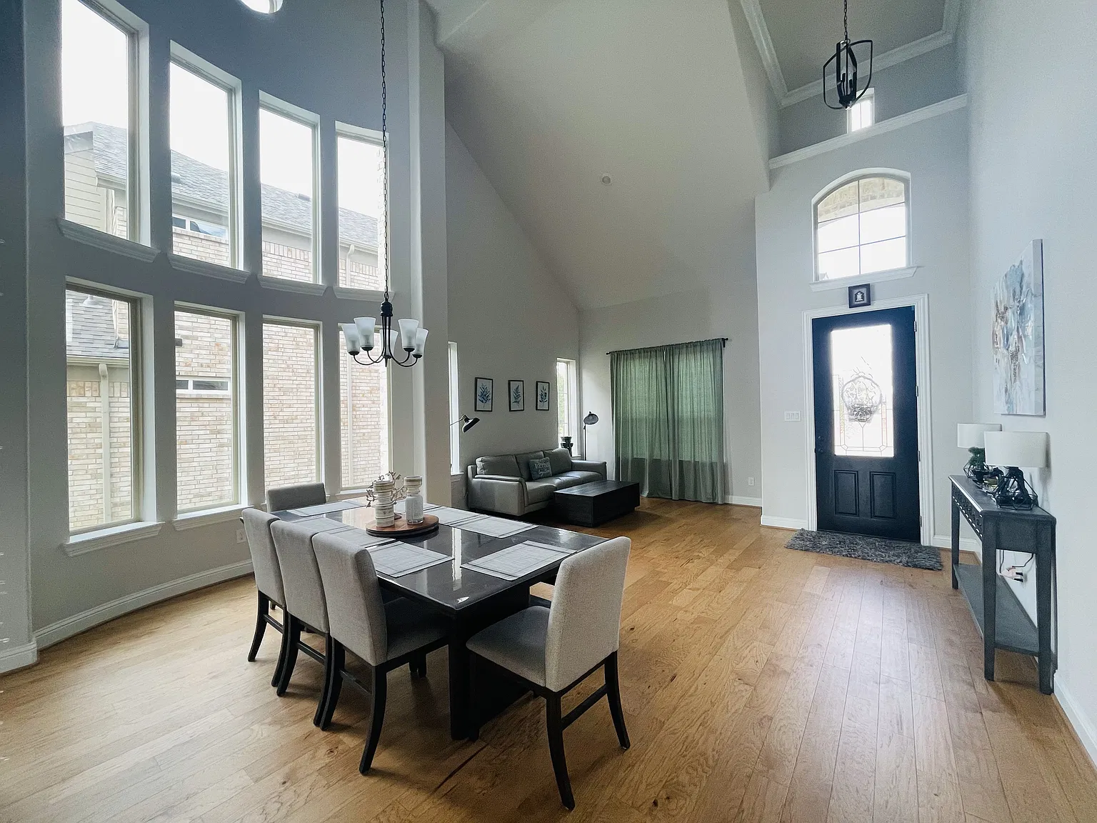 5 bed, 4041 sqft, $3,995 — Photo 3