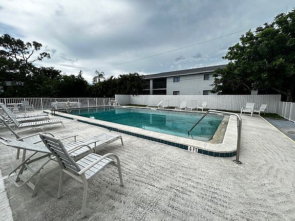 3rd image of 4906 Victoria Dr APT 412