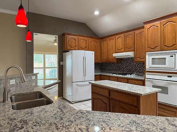 Kitchen w Granite countertop