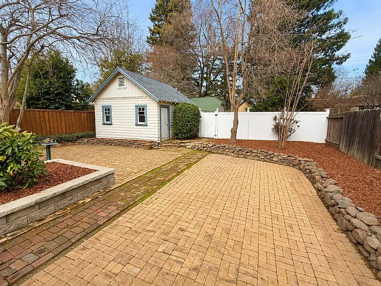 324 Mansion Ave — Photo 16