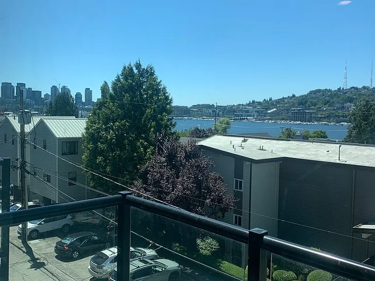 Welcome to Lakeview! - Live in Luxury & Style in the heart of Eastlake — Photo 31