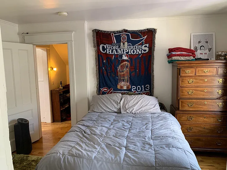 2nd bedroom - fits queen bed