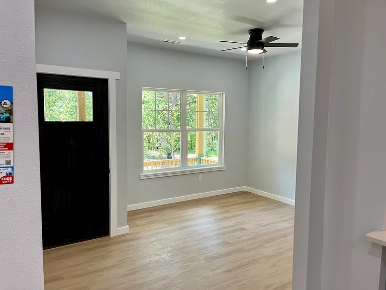 8 Midhurst Ln — Photo 3