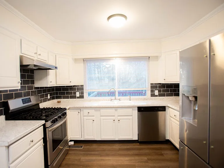 1506 Alberta Dr — Photo 13