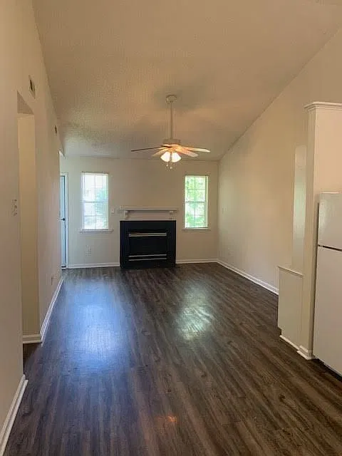 2 bed, 2.0 bath, 978 sqft, $1,200 — Photo 2