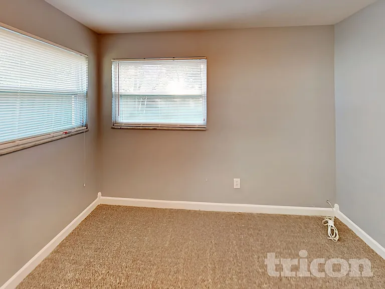1117 N Saturn Ave — Photo 13