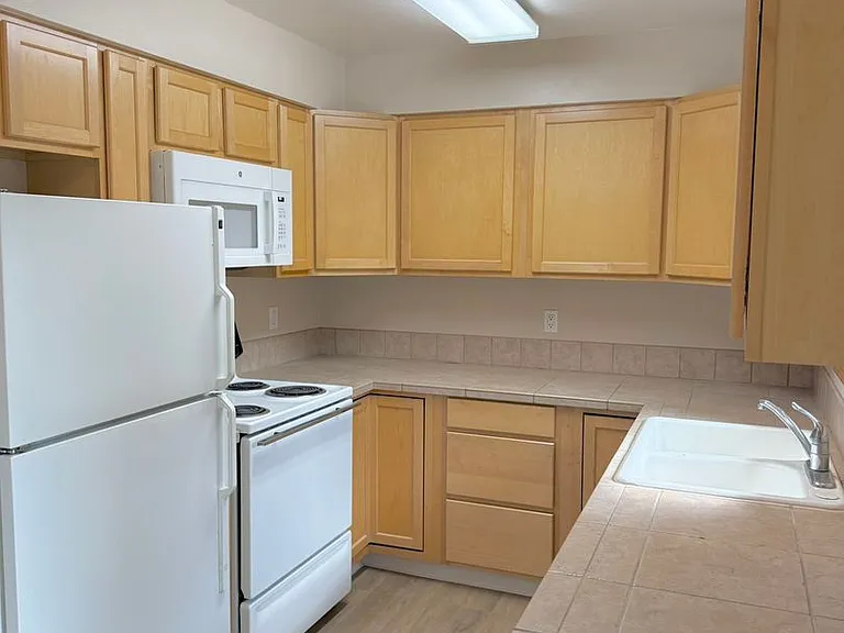 Roxclif Apartments — Photo 46