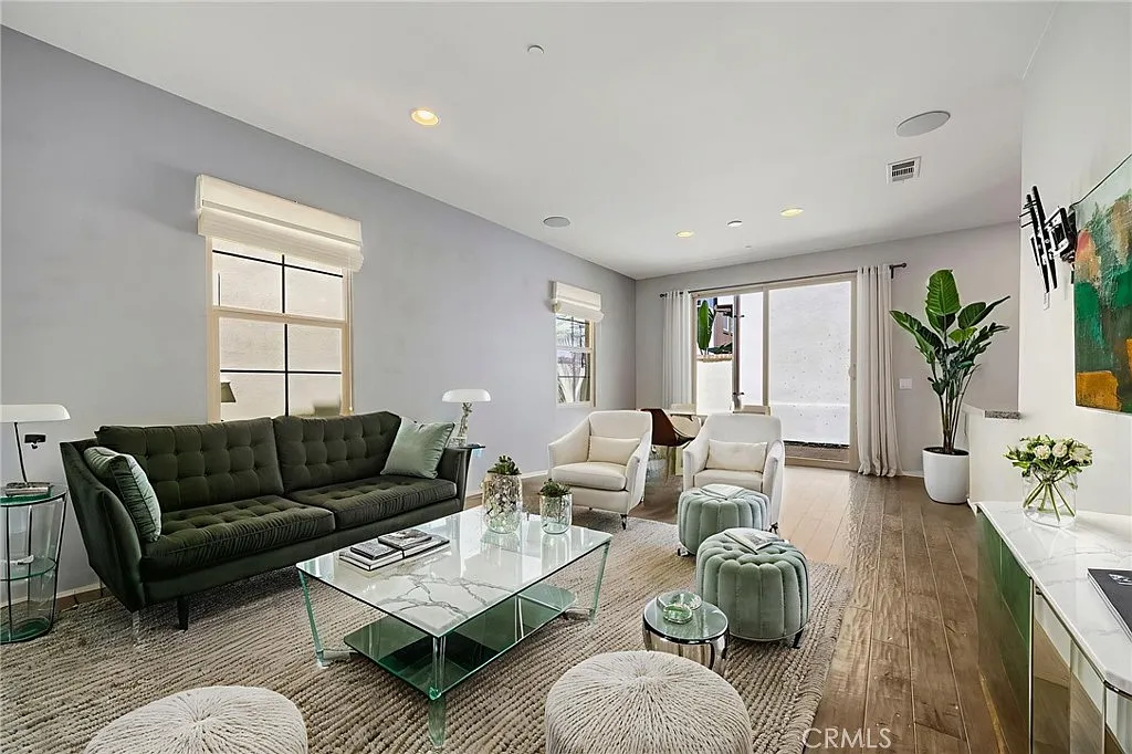 3 bed, 2.5 bath, 1662 sqft, $4,000 — Photo 3