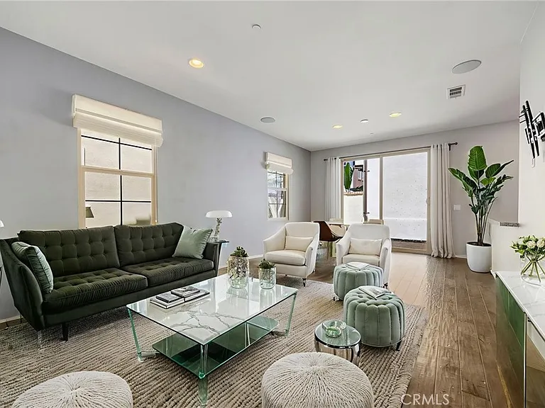 691 E Valencia St — Photo 3
