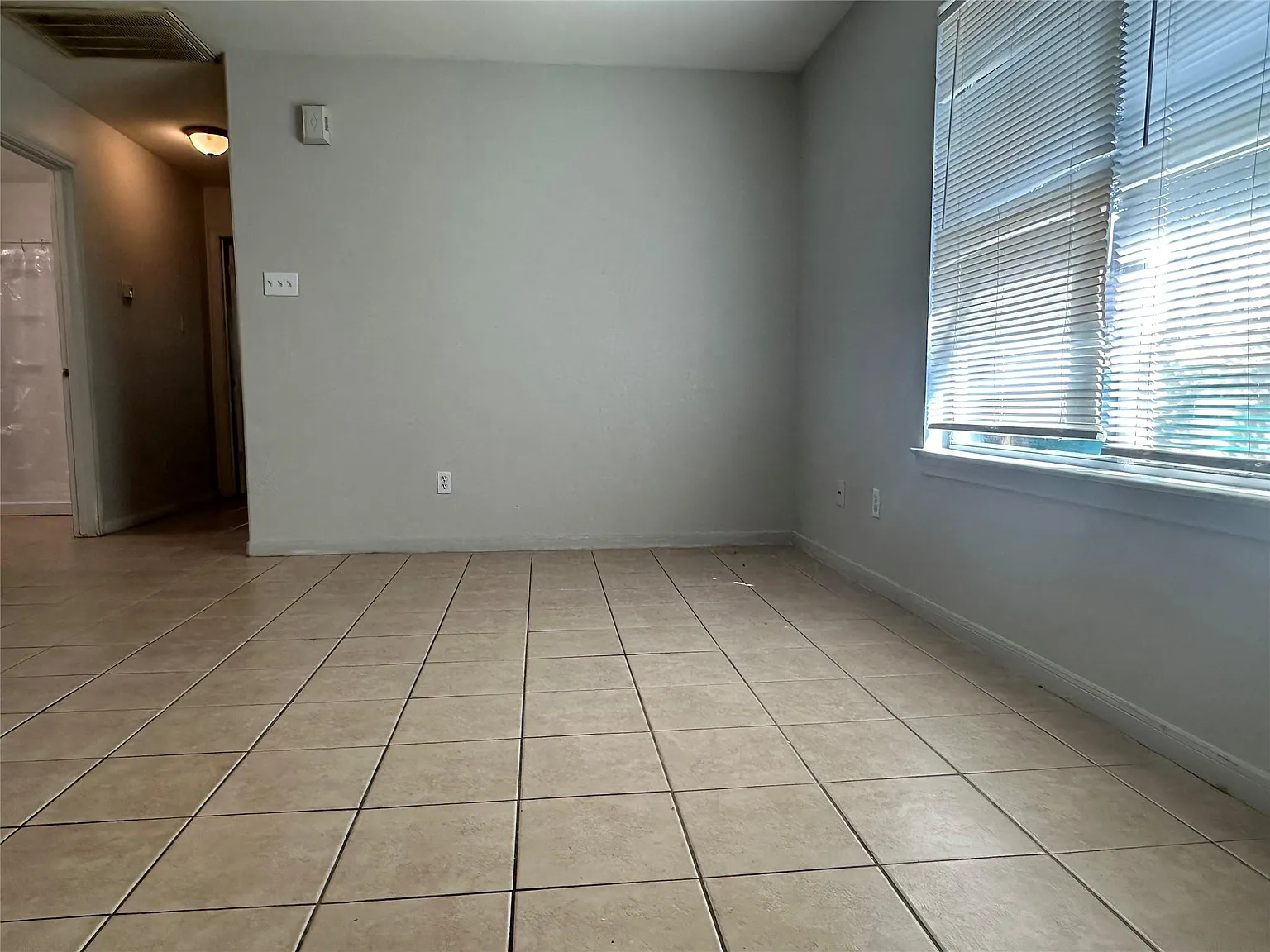 3 bed, 1.0 bath, 1124 sqft, $1,275 — Photo 4