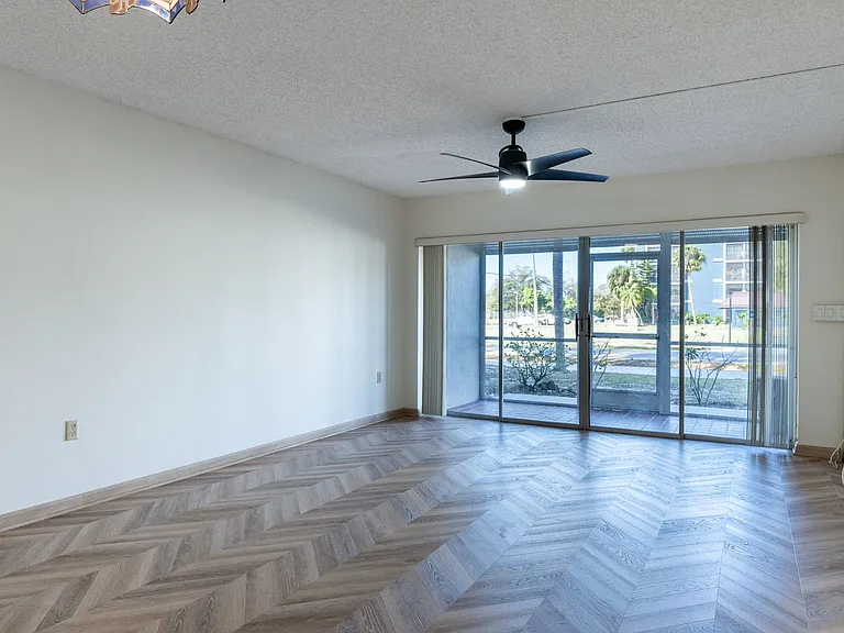 2300 Aaron St #114 — Photo 4