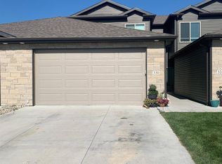 330 Half Moon Dr, Lincoln, NE 68527