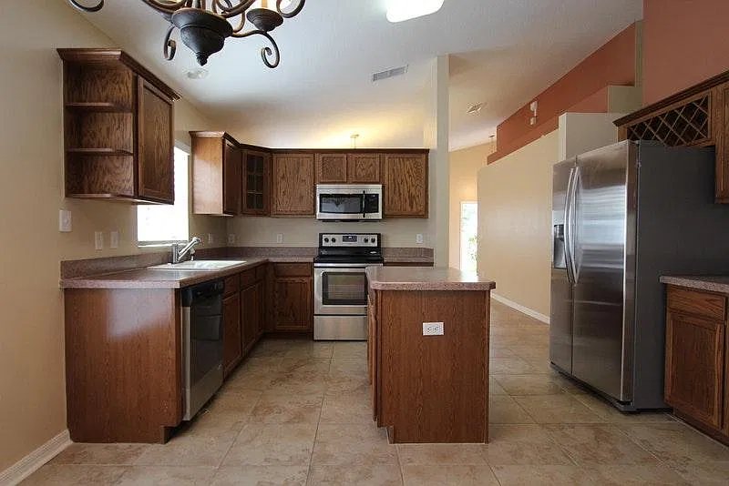 4 bed, 2008 sqft, $2,299 — Photo 3