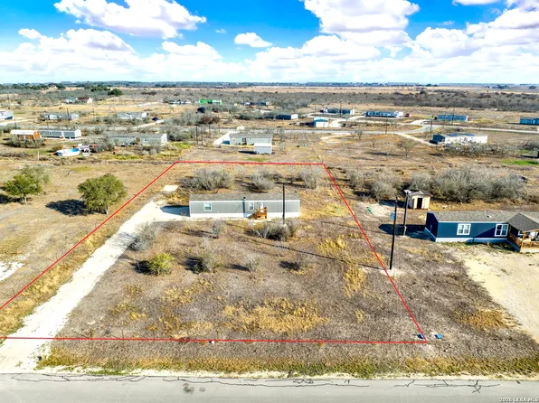 888 Lobo Loop, Hondo, TX 78861