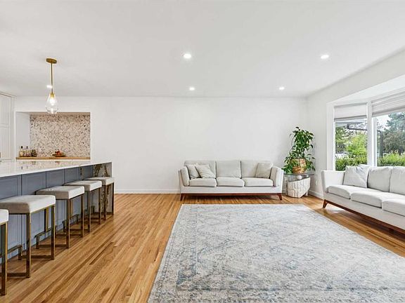 5th image of 10719 N Mapleglen Cres SE