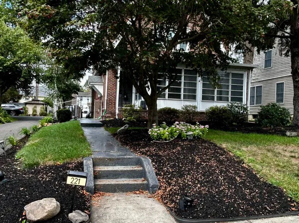 221 W Kings Hwy #1, Audubon, NJ 08106
