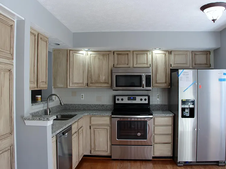 445 Woodhill Dr — Photo 2