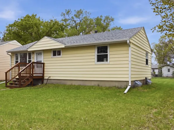 621 19th St N, Moorhead, MN 56560