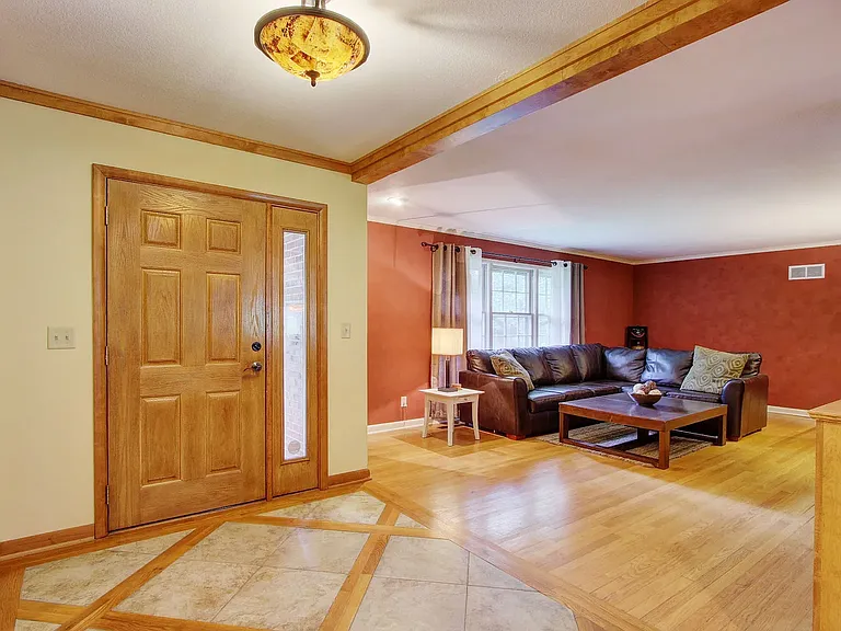 9536 Manor Rd — Photo 2
