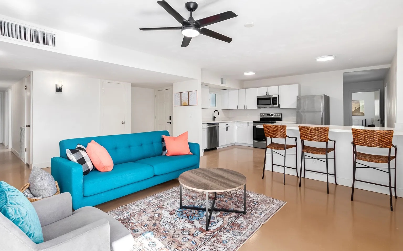 6201 W Indianola Ave - Room 3 — Photo 1